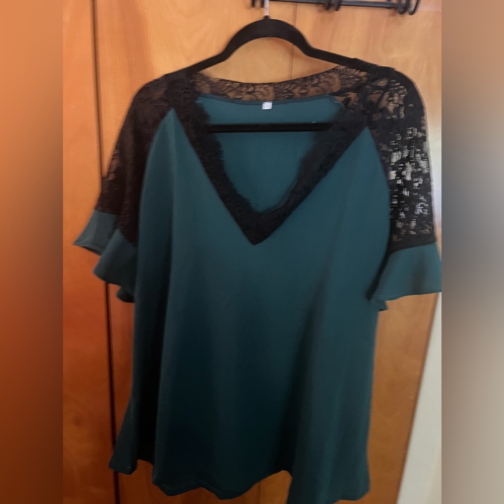 Beautiful green top with black lace sleeves size 3x